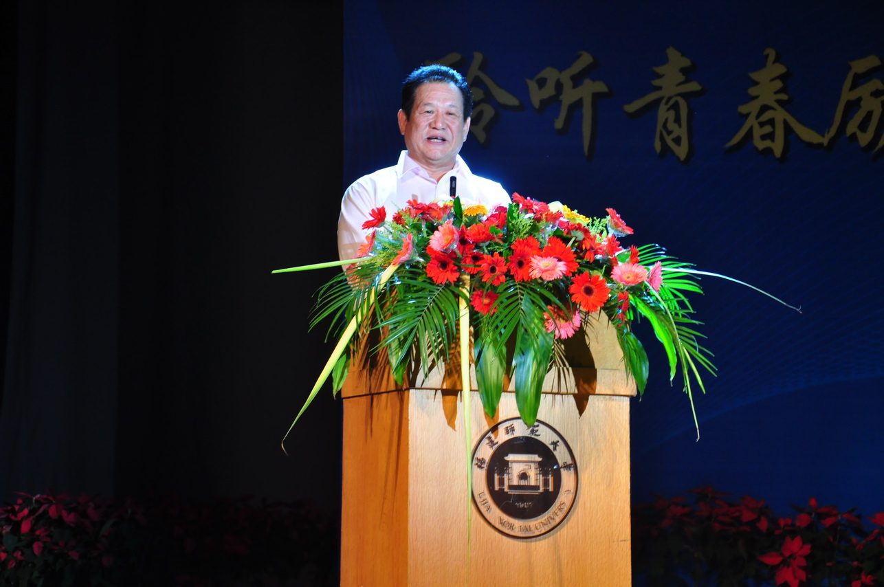 国家体育总局举重摔跤柔道运动管理中心马文广主任致辞赠予我校由举重
